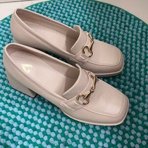 Elegant Cream Loafers with Gold Accent
